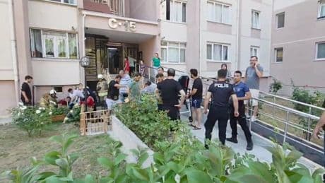 Beylikdüzü'nde 15 katlı bina tahliye edildi; bazıları zehirlenme şüphesiyle hastaneye götürüldü