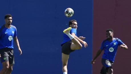 Buen ambiente en la sesión previa al derbi y al posible título con la presencia de Laporta
