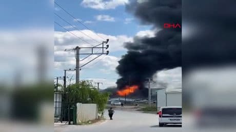 Kocaeli’de boya fabrikasında yangın