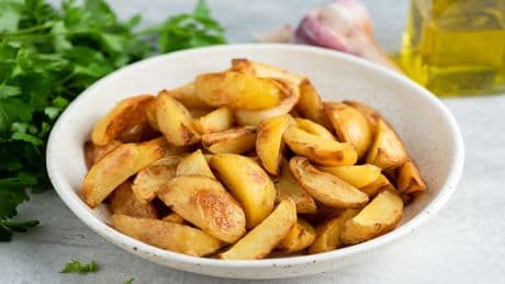 Außen kross, innen weich: Mit diesem Trick gelingen Ofenkartoffeln endlich richtig knusprig