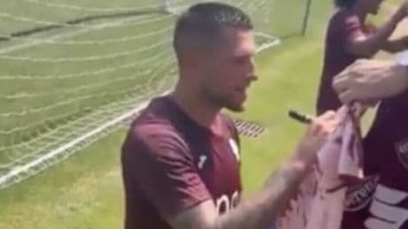 Biraghi, l'autogol con il piccolo tifoso Toro sul derby. Cairo contestato anche in ritiro