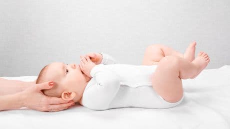 Faut-il définitivement abandonner l’ostéopathie chez les nourrissons ?