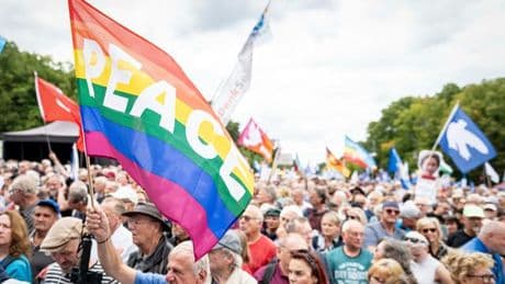 Protestaufruf: Tausende Menschen bei Kundgebung von Sahra Wagenknecht in Berlin