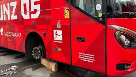 Drei Reifen schwer beschädigt - Bus-Chaos bei Mainz 05 kurz vor Quali-Spiel