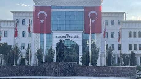 Vali, Atatürk’ü yok saydı! Devlet kurumuna Atatürk’ün resmi asılmadı