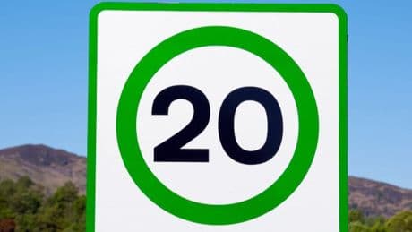 Neues Schild in beliebtem Urlaubsland geplant: Was heißt das grüne Tempolimit?