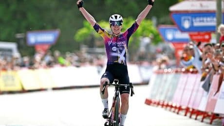 Wat een stunt: Anna van der Breggen (35) boekt in Vuelta Femenina eerste zege sinds comeback