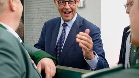 Merz beim Schützenfest in Arnsberg: „Wir arbeiten sogar mit den Sozialdemokraten in der Koalition richtig gut zusammen“