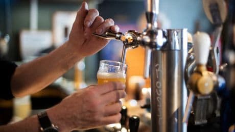 Dérogations, Licence IV: adoption de la loi pour faciliter l'installation de bistrots dans les petites villes