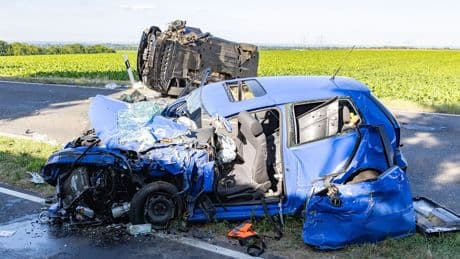 Rhein-Kreis Neuss: Zwei Menschen nach Frontalcrash in Lebensgefahr