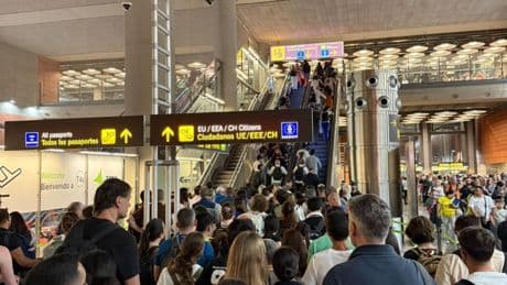 Caos en Barajas: cientos de pasajeros se amontonan en la T-4 esperando a pasar el control de pasaportes