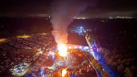 Warn-App NINA alarmiert - Riesen-Feuer auf Schrottplatz