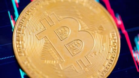 ¿Y si hubieras invertido 1.000 dólares en bitcoin hace diez años? La criptodivisa se dispara un 44.500% desde 2015