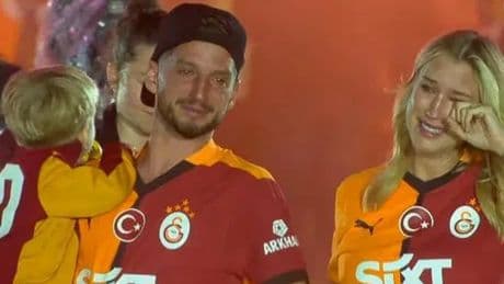 Galatasaraylı Dries Mertens taraftarlara gözyaşları ile veda etti!