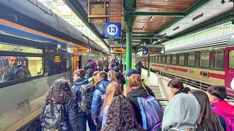 Treni per Milano, il caos tornerà nel 2026: chi può sceglie smart working o le ferie | Grafico: gli orari che cambiano