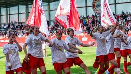 Übergabe am Samstag: Wück überreicht Meisterschale an Bayern-Fußballerinnen
