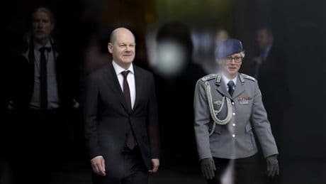 Olaf Scholz: Zapfenstreich für Olaf Scholz: Beatles-Song, Bach und "Respect"