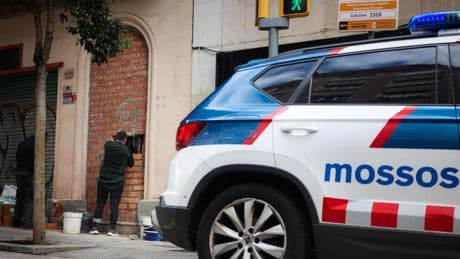 Los Mossos empiezan a desalojar el edificio vacío de Vallcarca ocupado por manifestantes