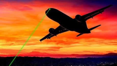 Kazakistan'dan uçaklara lazer tutanlara 10 yıla kadar hapis cezası kararı