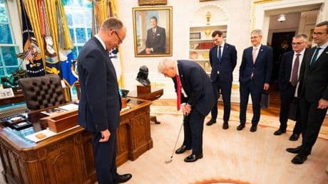 Antrittsbesuch in Washington: Merz schenkt Trump Golfschläger