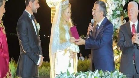 Cumhurbaşkanı Yardımcısı Yılmaz İstanbul'da düğüne katıldı! 'Evlilikleri kolaylaştıralım'
