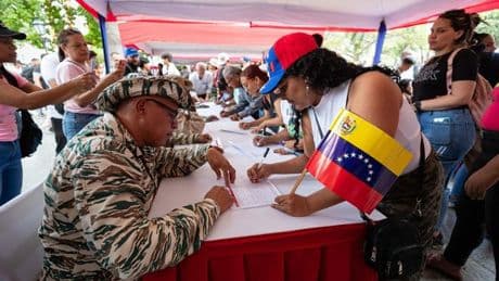 Chavistas acuden en Caracas a alistarse en la Milicia e instan a la población a sumarse