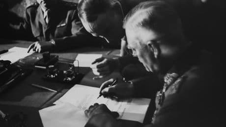 Historische Aufnahmen - So kapituliert Deutschland am 8. Mai 1945