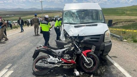 Van'da motosiklet ile minibüs çarpıştı: 2 can kaybı