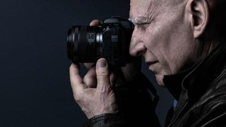 È morto il fotografo Sebastião Salgado, aveva 81 anni
