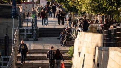 Deutsche Konsumenten halten ihr Geld stärker zusammen