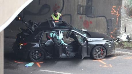 Regennasse Fahrbahn: Auto prallt auf A57 gegen Mauer - Fahrer wird reanimiert