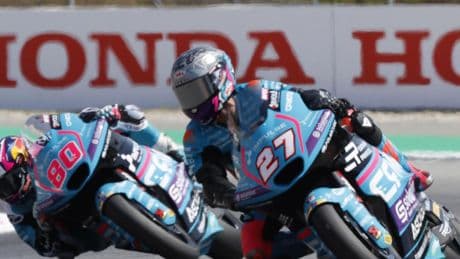 Dani Holgado sigue en racha y logra su primera pole en Moto2, los líderes fallan