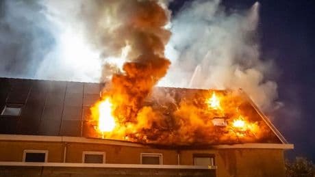 Grote brand in Rotterdam veroorzaakt door fakkel, tieners aangehouden