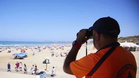 Muere un hombre en una playa de Conil: lo vieron flotando boca abajo