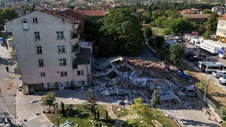 Balıkesir depremi, akıllara aynı soruyu getirdi: Altında iş yeri olan binalarda risk daha mı yüksek?