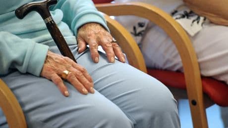 Maladie d’Alzheimer: un diagnostic bientôt possible grâce à un test sanguin?