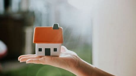 Cash-strapped homebuyers lifeline with delayed mortgage - but experts have a warning