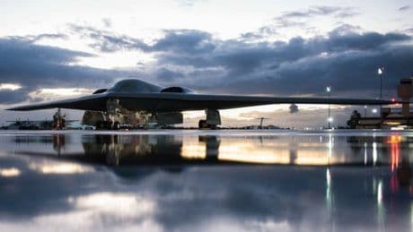 China vuelve a dejar fuera de juego a EEUU con su nuevo bombardero 'invisible'