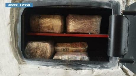 Rom nascondeva nella cassaforte 162 mila euro in contanti: «È l?incasso della pusher». L'indagine a Pescara