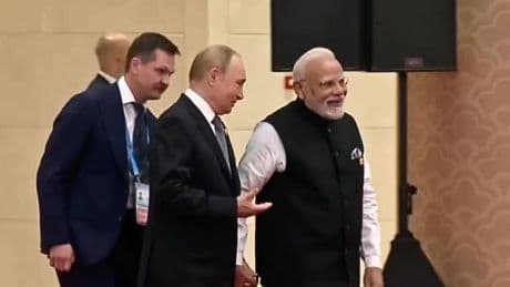Hier laufen Putin und Indiens Regierungschef Hand in Hand zum China-Gipfel