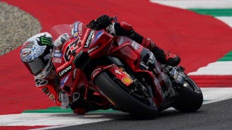 Marquez domina e vince al Mugello davanti al fratello. Di Giannantonio beffa Bagnaia