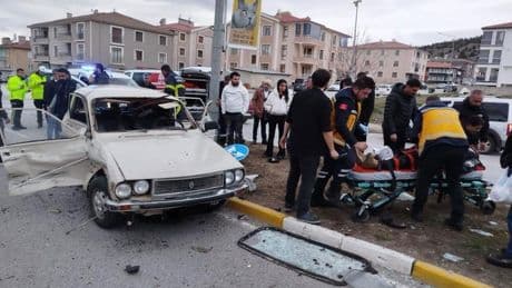 Erzincan’da 2 otomobil çarpıştı: 3 yaralı