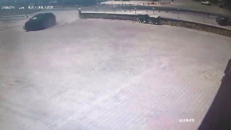 İki otomobilin çarpıştığı kaza kamerada