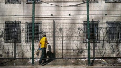 En prison, des détenus souvent précaires et loin des idées reçues