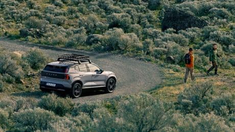 Adiós al asfalto con la versión más aventurera del SUV eléctrico pequeño de Volvo: tracción integral, carrocería elevada y equipamiento completo por 53.405 euros