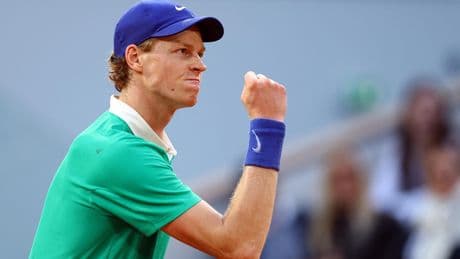 Roland-Garros : impressionnant, Sinner sort le (très) grand jeu face à un Djokovic courageux et rejoint Alcaraz en finale