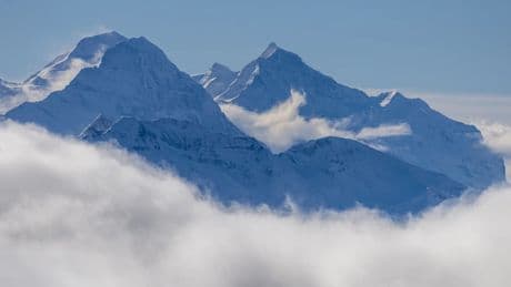 Una avalancha en los Alpes suizos sepulta a varias personas: ya hay una misión de rescate a gran escala en marcha