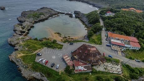 La exótica piscina natural de una playa de Cantabria: aguas cristalinas protegidas del oleaje