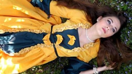 Over 50, gli errori da non fare quando si sceglie l'outfit per una cerimonia d’estate