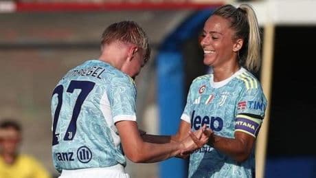 Perché le calciatrici di Serie A ora portano la fascia con scritto “Capitana”